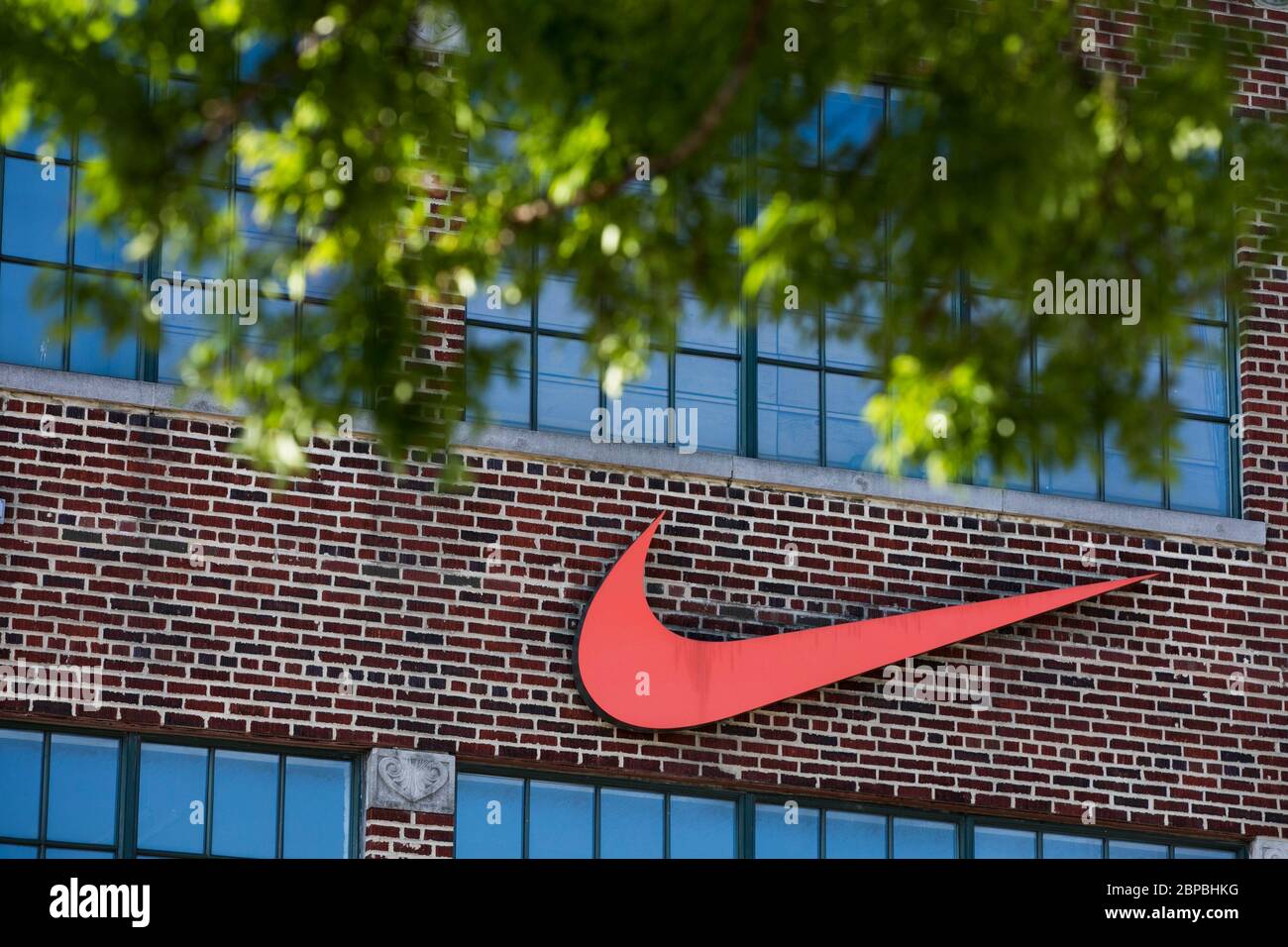 Un logo all'esterno di un punto vendita Nike a Washington, D.C., il 9 maggio 2020. Foto Stock