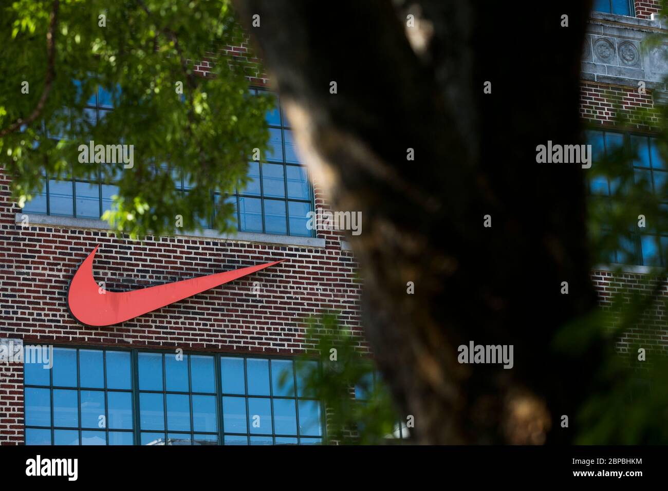 Un logo all'esterno di un punto vendita Nike a Washington, D.C., il 9 maggio 2020. Foto Stock
