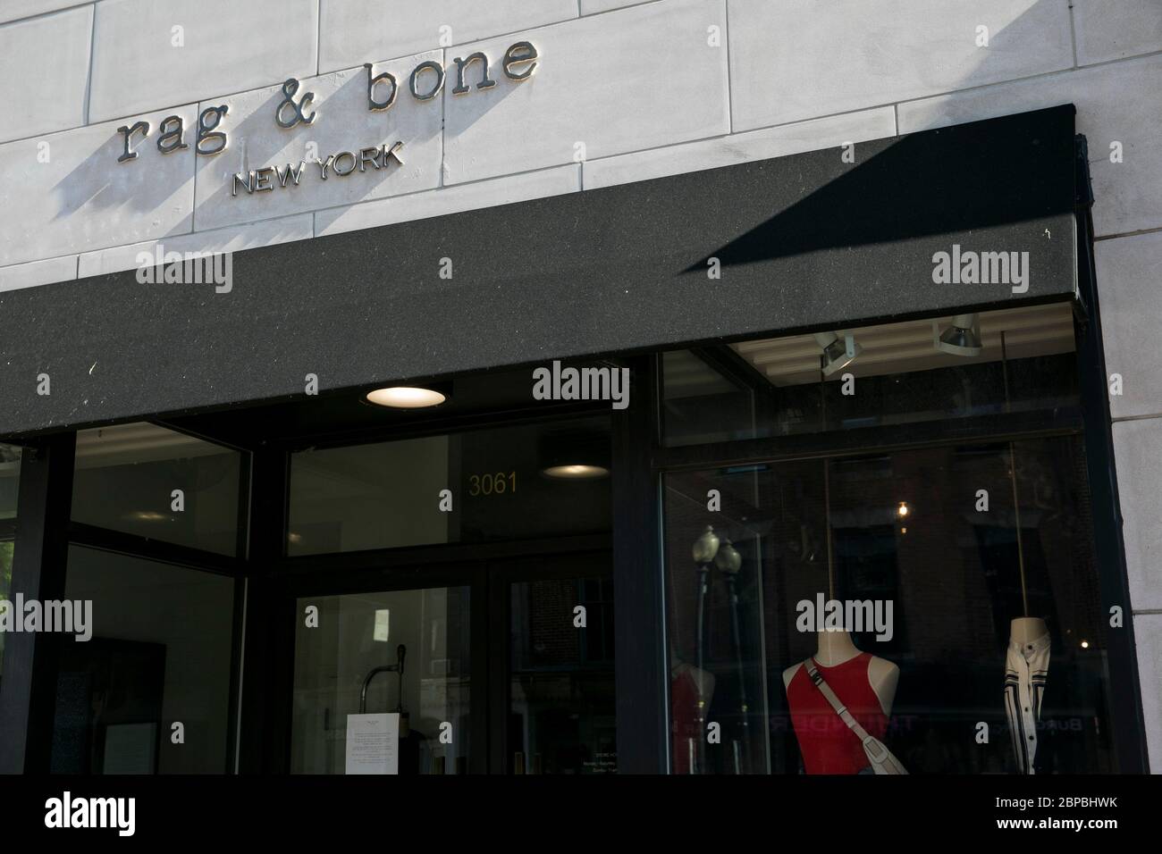 Un cartello con il logo all'esterno di un punto vendita RAG & Bone a Washington, D.C., il 9 maggio 2020. Foto Stock