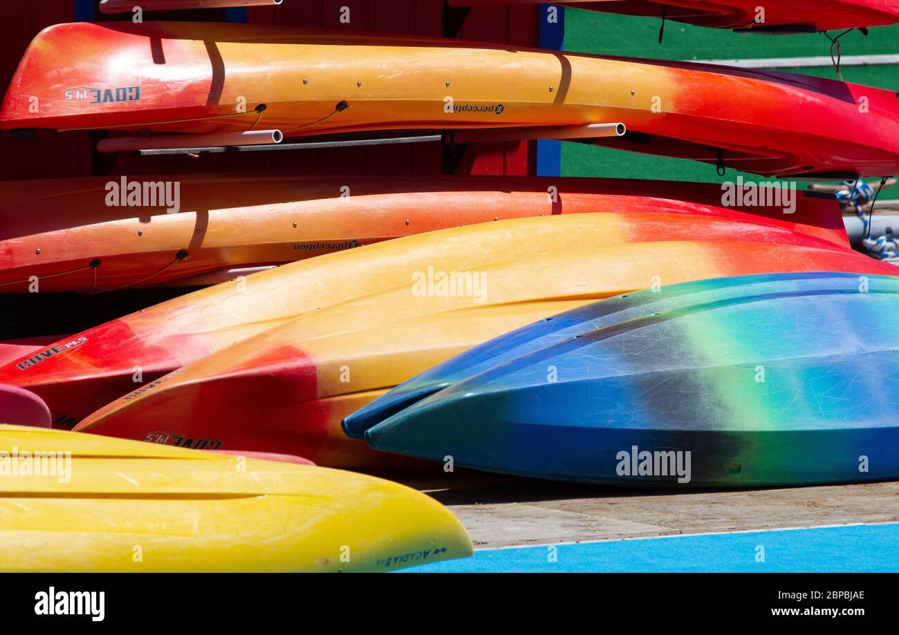 Noleggio di kayak multicolore Foto Stock