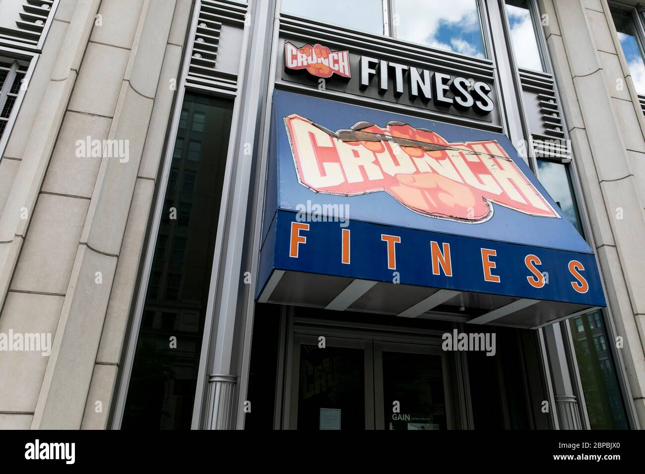 Un logo all'esterno di una sede di Crunch Fitness a Washington, D.C., il 9 maggio 2020. Foto Stock
