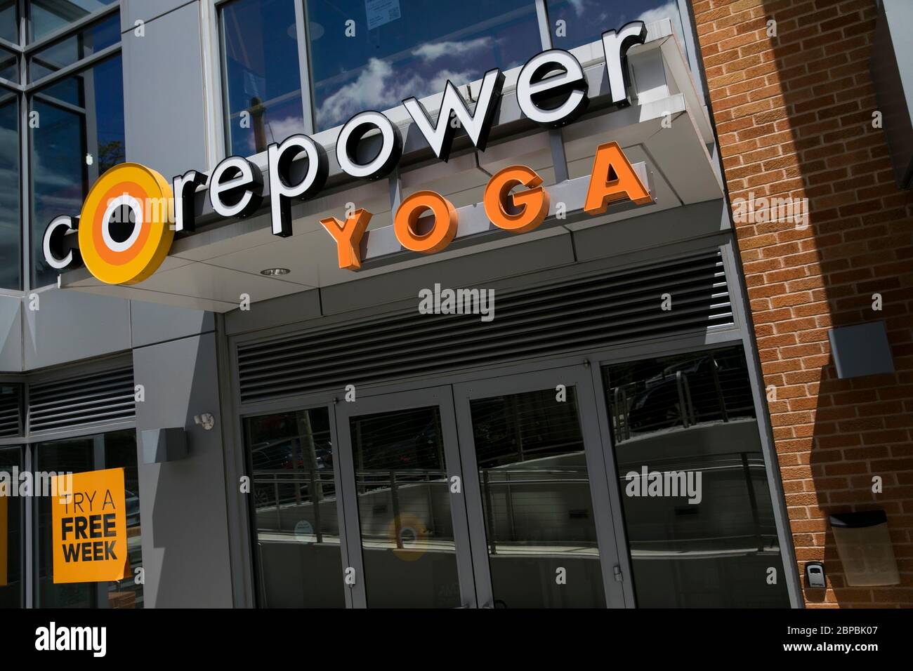 Un logo all'esterno di una sede CorePower Yoga a Washington, D.C., il 9 maggio 2020. Foto Stock