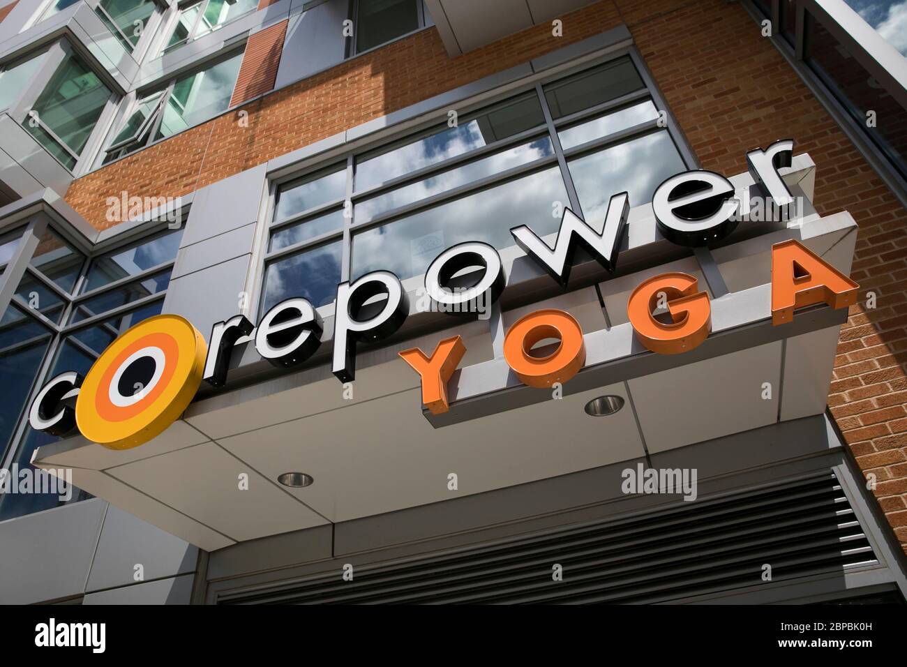 Un logo all'esterno di una sede CorePower Yoga a Washington, D.C., il 9 maggio 2020. Foto Stock