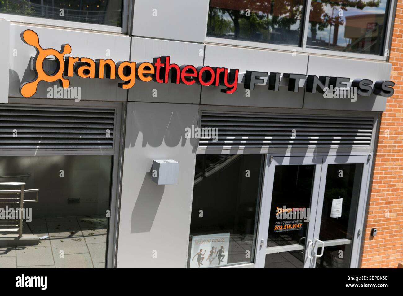 Un segno di logo fuori da una sede di Orangehoetheory Fitness a Washington, D.C., il 9 maggio 2020. Foto Stock
