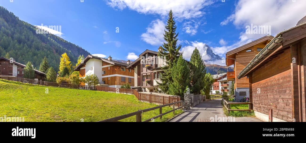 Zermatt, case alpine svizzere e cima del Monte Cervino, bandiera panoramica delle Alpi svizzere Foto Stock