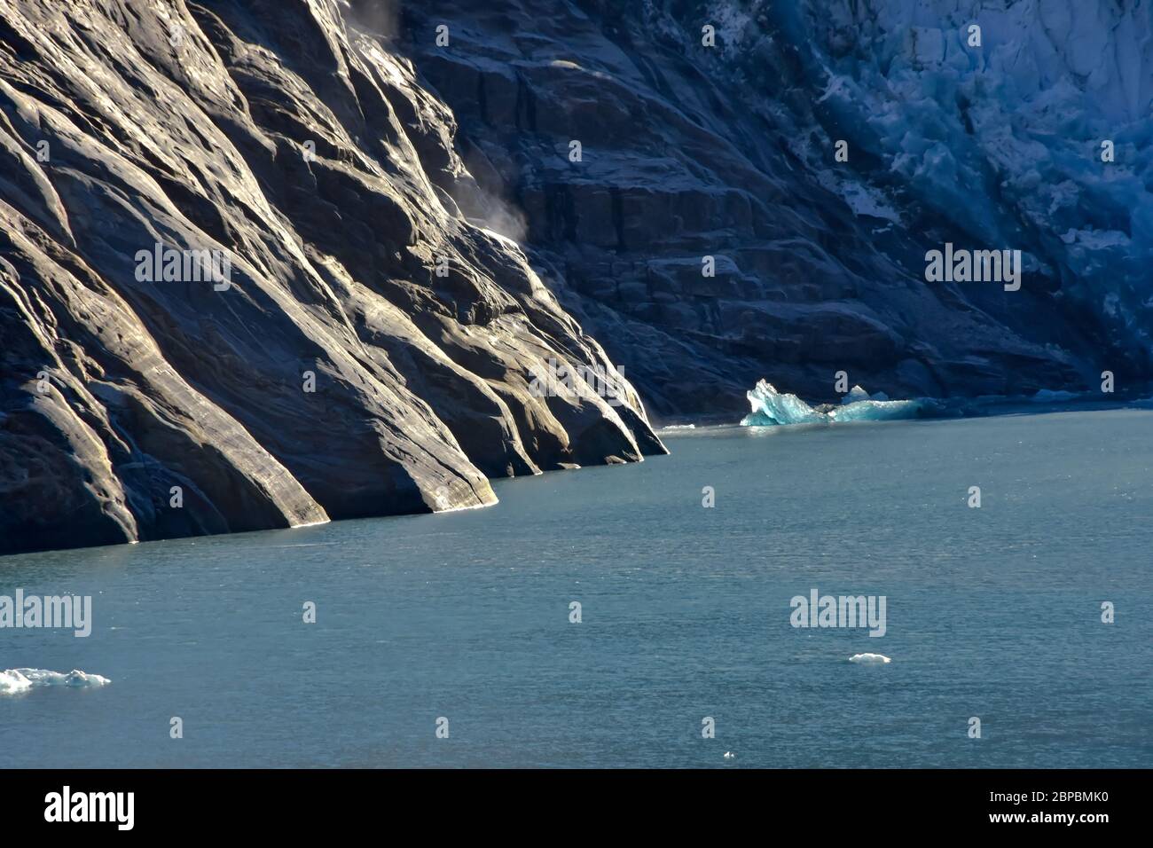 Iceberg blu galleggianti vicino al ghiacciaio Sawyer nel fiordo Tracy Arm. Tracy braccio fiordo è vicino Juneau Alaska, preso da una nave da crociera in estate Foto Stock