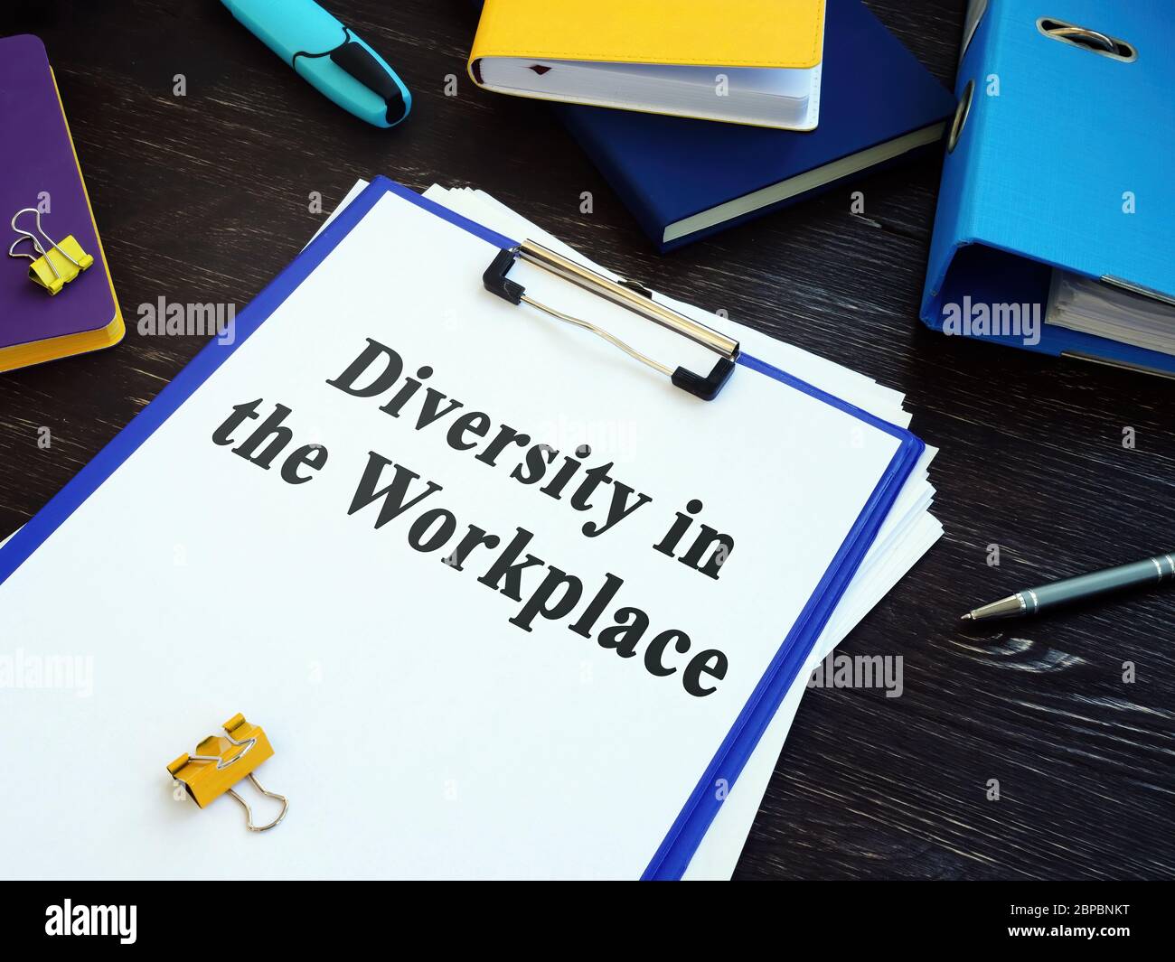 Diversità nei documenti sul luogo di lavoro con appunti e penna. Foto Stock