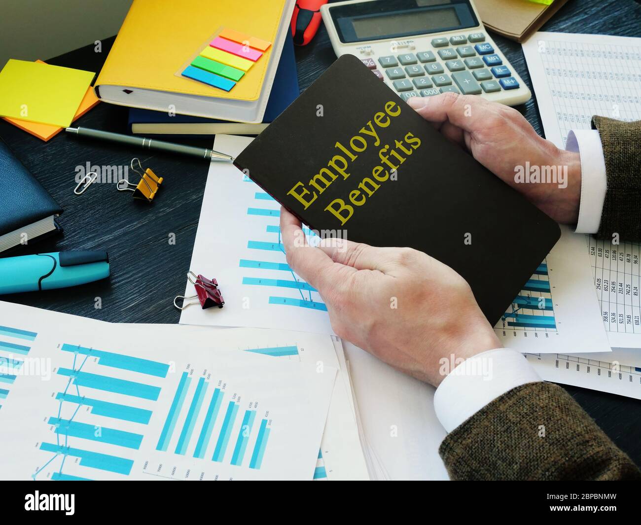 Il businessman tiene il programma di benefici per i dipendenti. Foto Stock