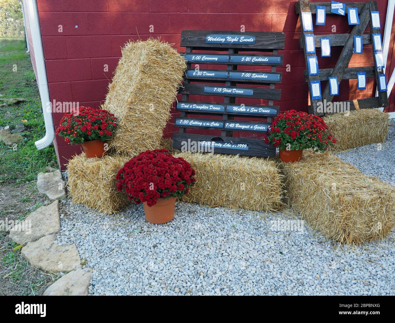 Un matrimonio rustico con il programma su pallet di legno. Foto Stock