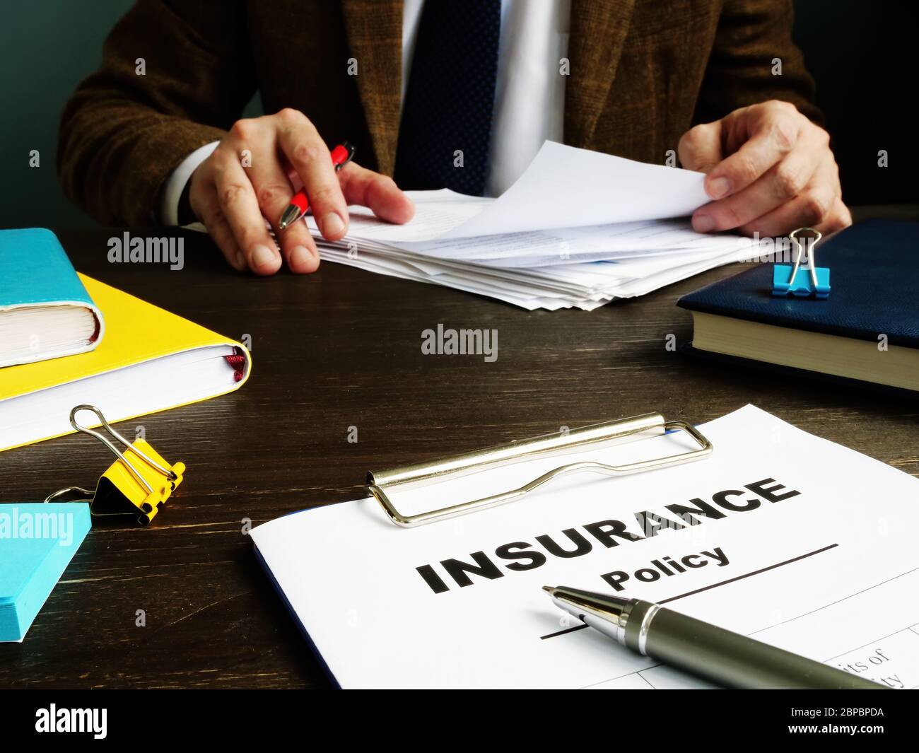 Polizza assicurativa per la firma e l'agente in ufficio. Foto Stock