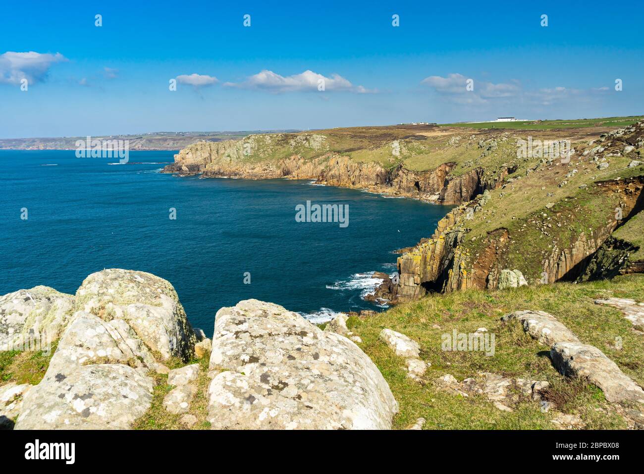 Paesaggi costieri e le scogliere drammatiche a Lands End Cornwall Inghilterra UK Europa Foto Stock