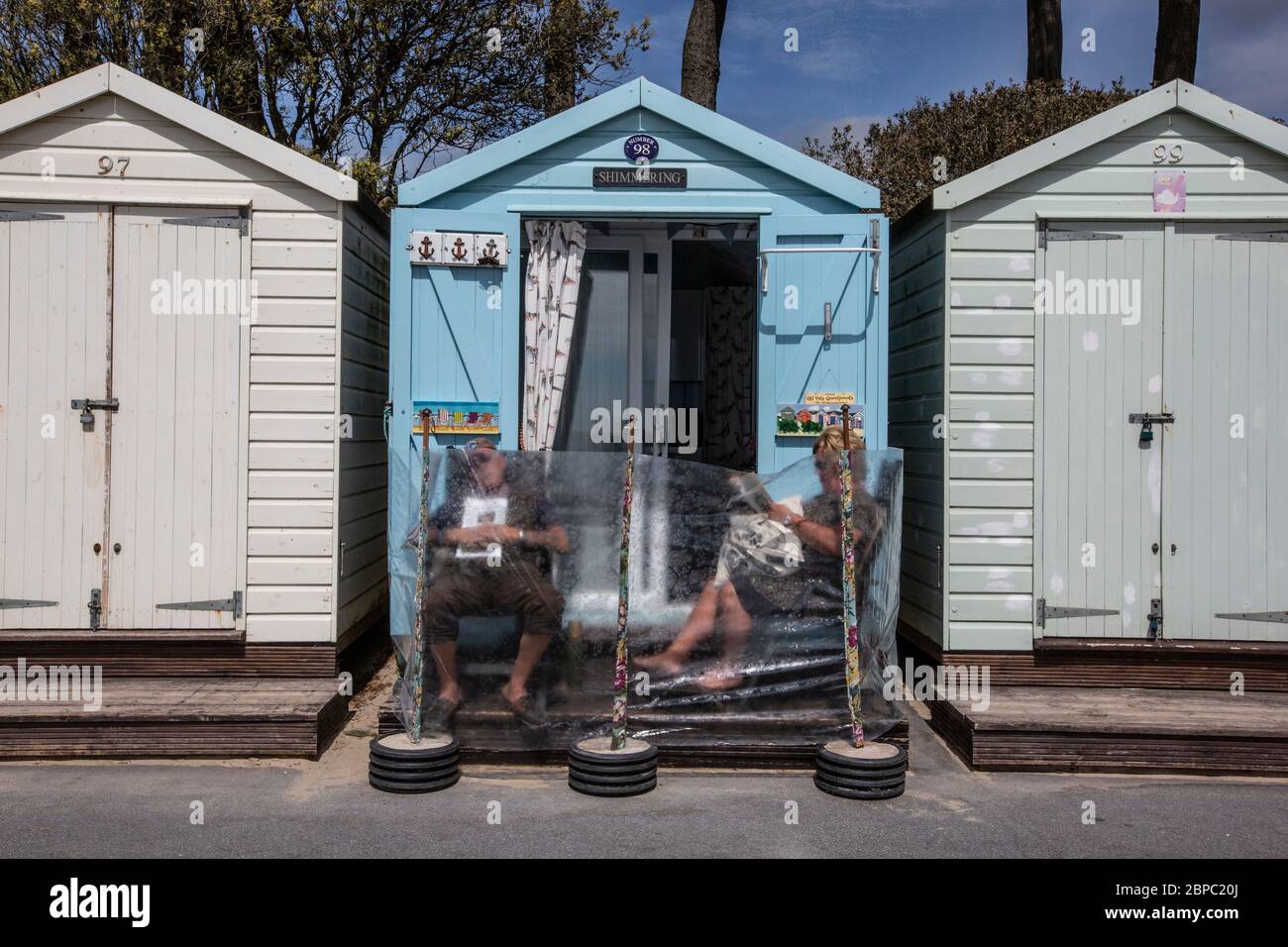 Un colpo di stato passare il loro primo fine settimana, poiché le misure di blocco coronavirus sono stati rilassati godendosi di essere alla loro capanna sulla spiaggia a Mudeford, Dorset, Inghilterra Foto Stock