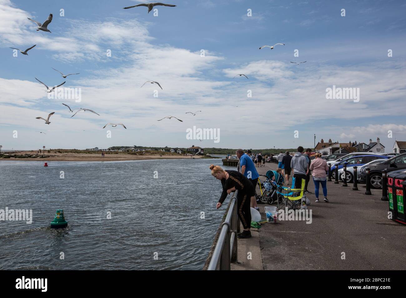 La gente trascorre il primo fine settimana, poiché le misure di blocco del coronavirus erano rilassate godendosi di essere all'aperto sulla spiaggia di Mudeford, Dorset, Inghilterra Foto Stock