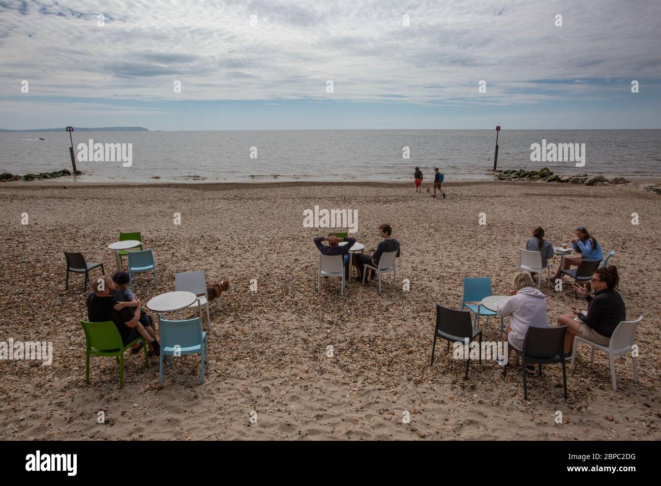 La gente trascorre il primo fine settimana, poiché le misure di blocco del coronavirus erano rilassate godendosi di essere all'aperto sulla spiaggia di Mudeford, Dorset, Inghilterra Foto Stock