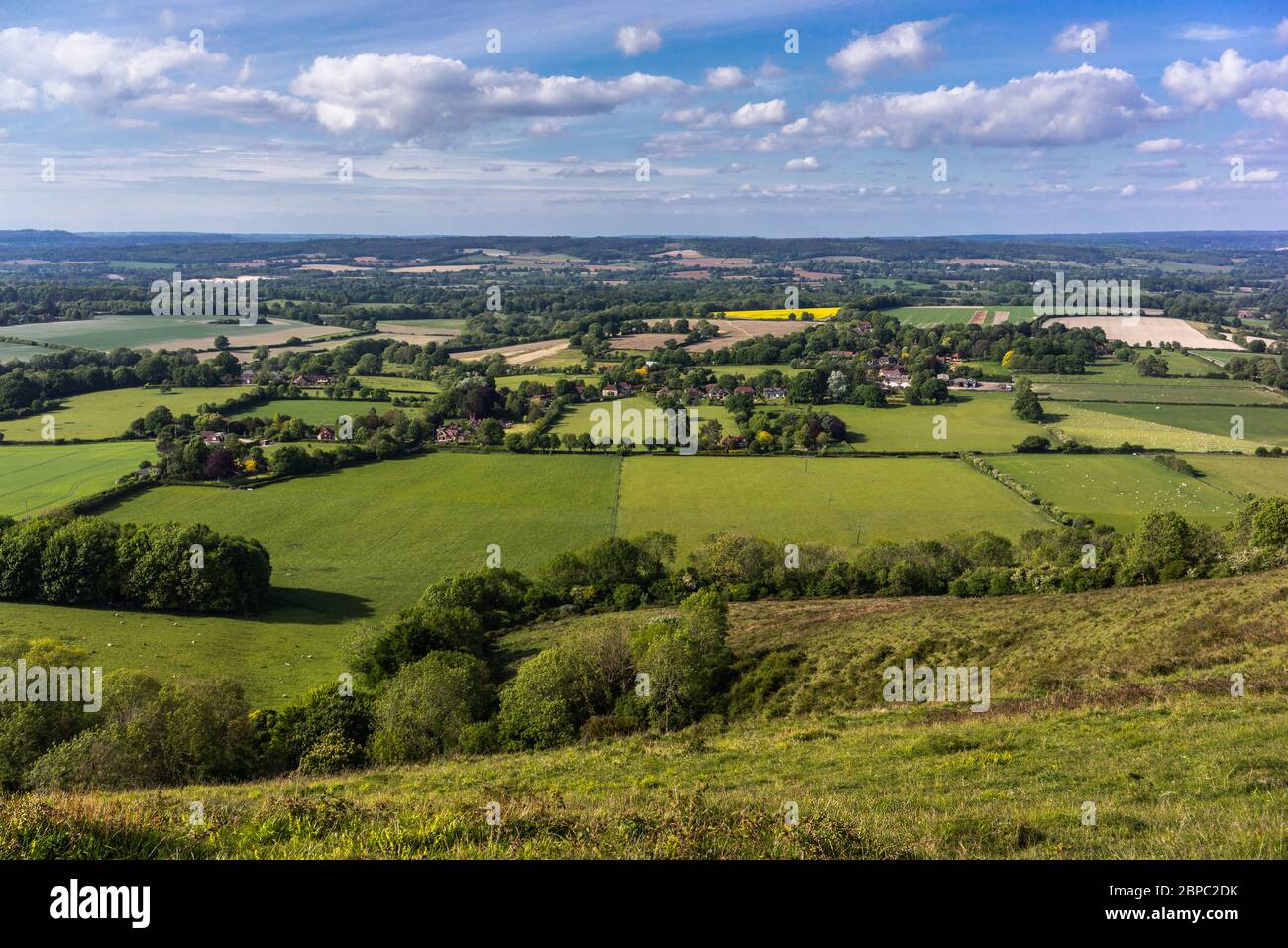 Vista da Harting giù National Trust Nature Reserve verso East Harting villaggio e la campagna circostante come visto da , West Sussex, Inghilterra, Regno Unito Foto Stock