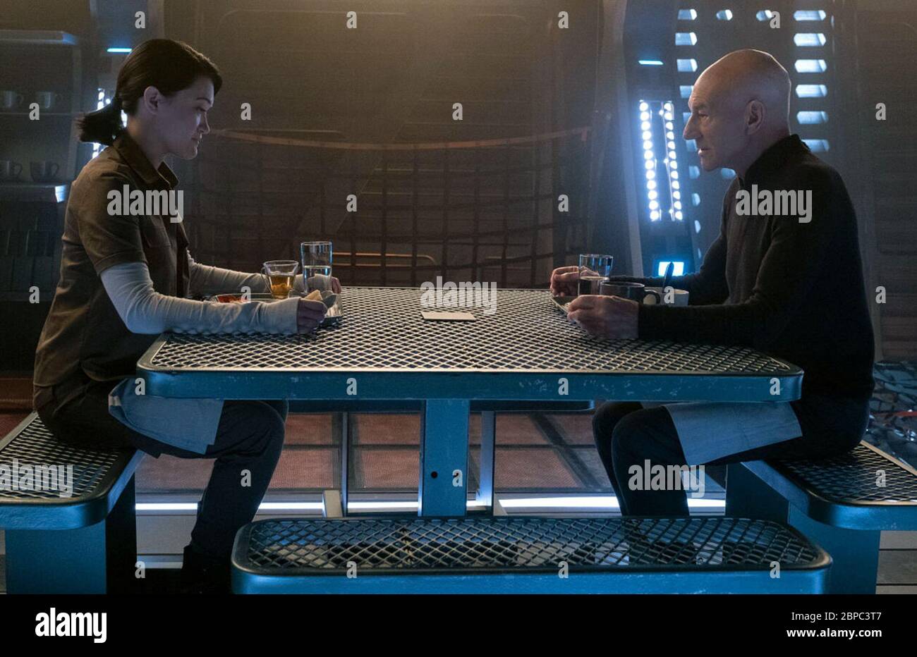 Star Trek: Picard è una serie televisiva americana che presenta il personaggio Jean-Luc Picard, creato per CBS All Access da Akiva Goldsman, Michael Chabon, Kirsten Beyer, E Alex Kurtzman. Questa fotografia è esclusivamente per uso editoriale ed è copyright della società cinematografica e/o del fotografo assegnato dalla società di produzione e può essere riprodotta solo da pubblicazioni in concomitanza con la promozione del film sopra citato. È richiesto un credito obbligatorio per la società cinematografica. Il fotografo deve essere accreditato anche se conosciuto. Foto Stock