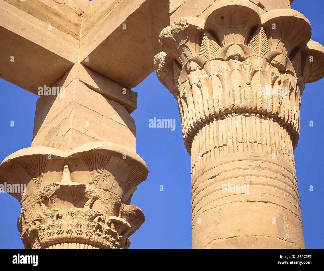 Capitali del colonnato orientale, il Tempio di Iside, l'Isola di Agikia, il Lago Nasser, Assuan, governatorato di Assuan, Repubblica d'Egitto Foto Stock