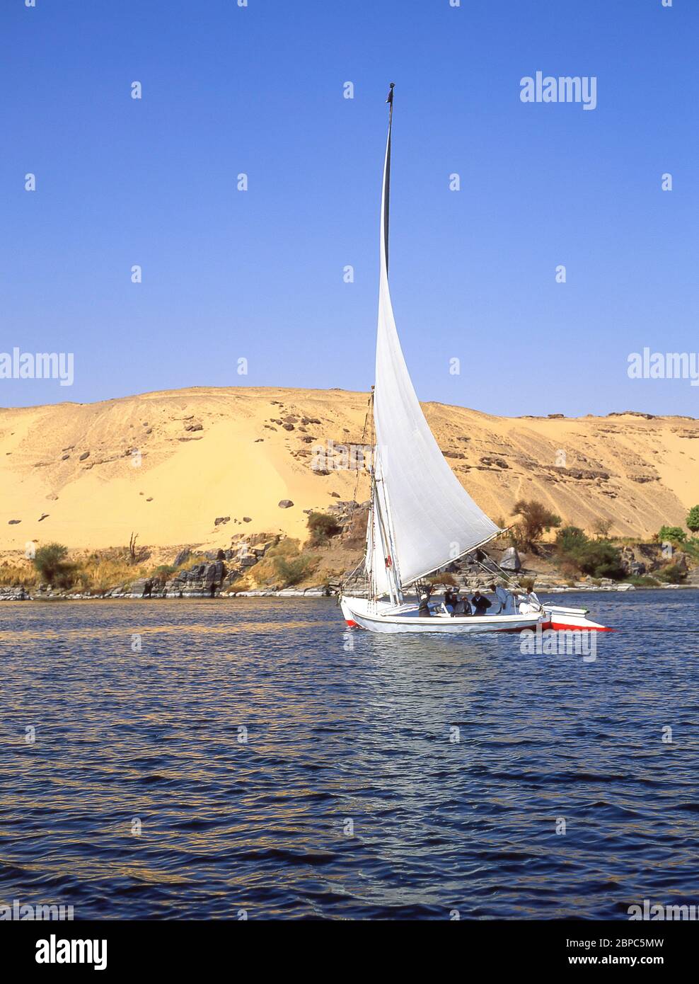 Felucca vela sul Nilo ad Assuan, Governatorato di Assuan, Repubblica d'Egitto Foto Stock