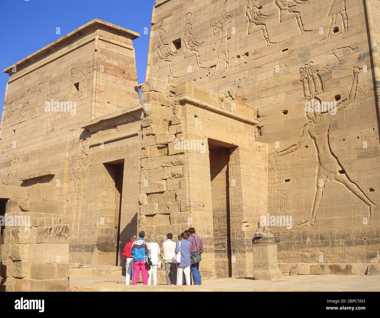 Tempio geroglifici sulla porta di Tolomeo II, Tempio di Iside a Philae, Isola di Agikia, Lago Nasser, Assuan, Governatorato di Assuan, Repubblica d'Egitto Foto Stock