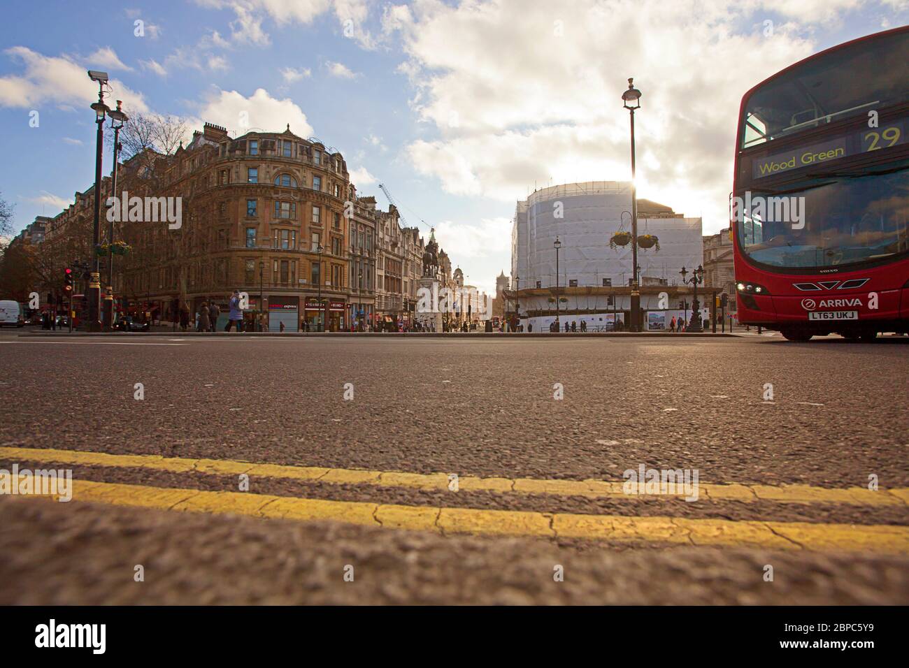 Autobus rosso che si avvicina a Trafalgar Square, Londra Foto Stock