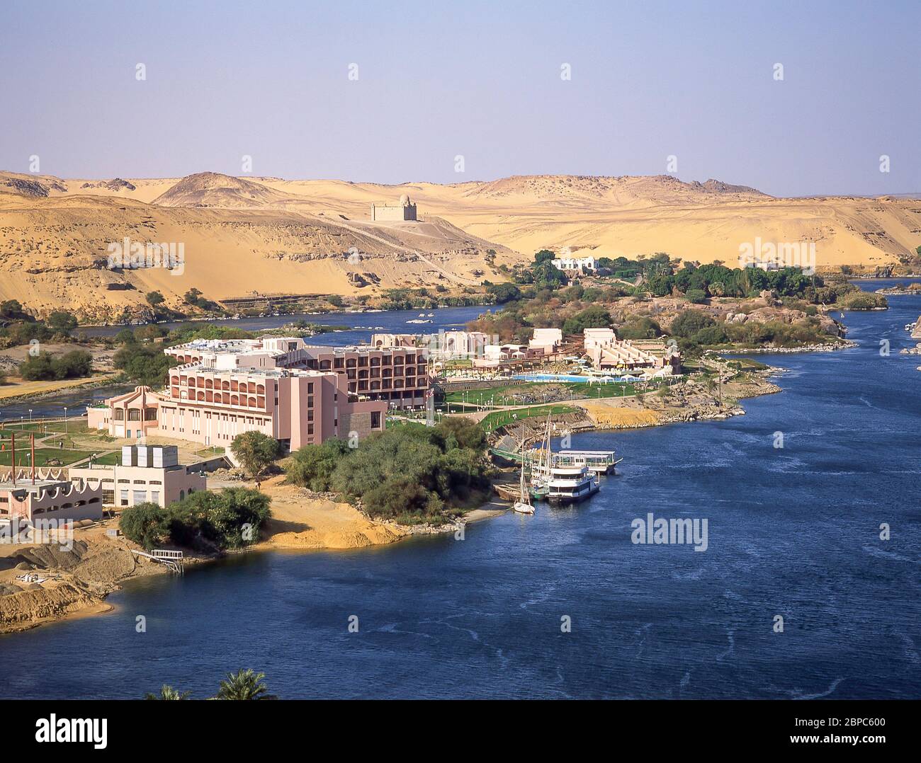 Vista degli hotel dell'isola di Assuan sul Nilo, Assuan, il Governatorato di Assuan, Repubblica d'Egitto Foto Stock