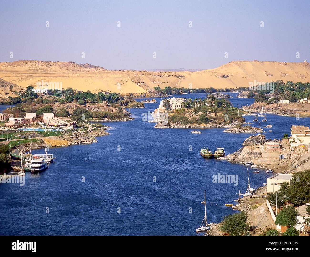 Vista degli hotel dell'isola di Assuan sul Nilo, Assuan, il Governatorato di Assuan, Repubblica d'Egitto Foto Stock