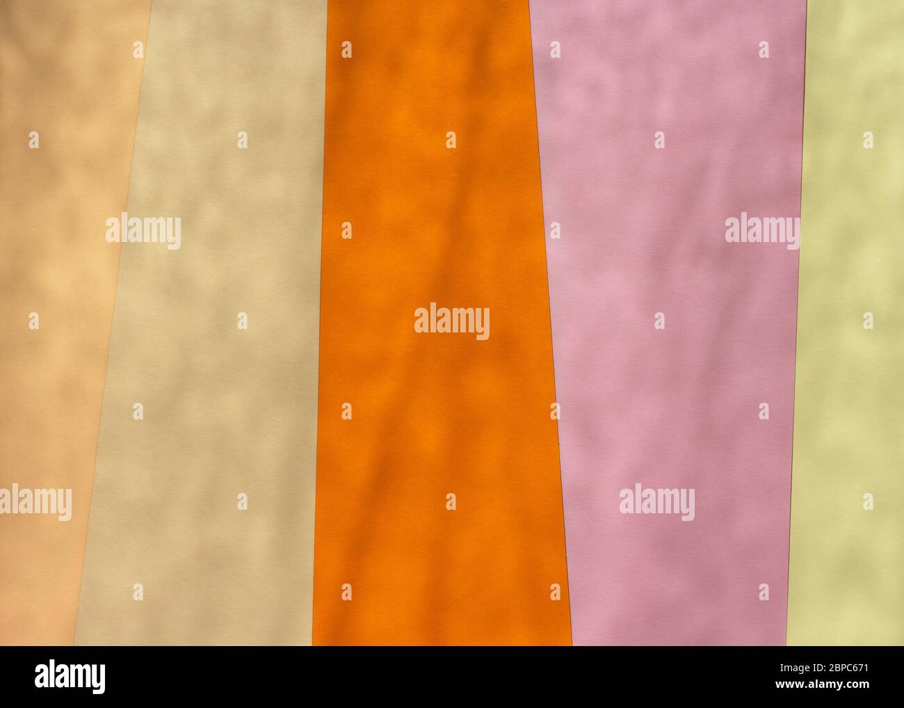 Carte a colori sfondo geometrico astratto con tonalità rosa giallo e arance con ombre morbide. Foto Stock