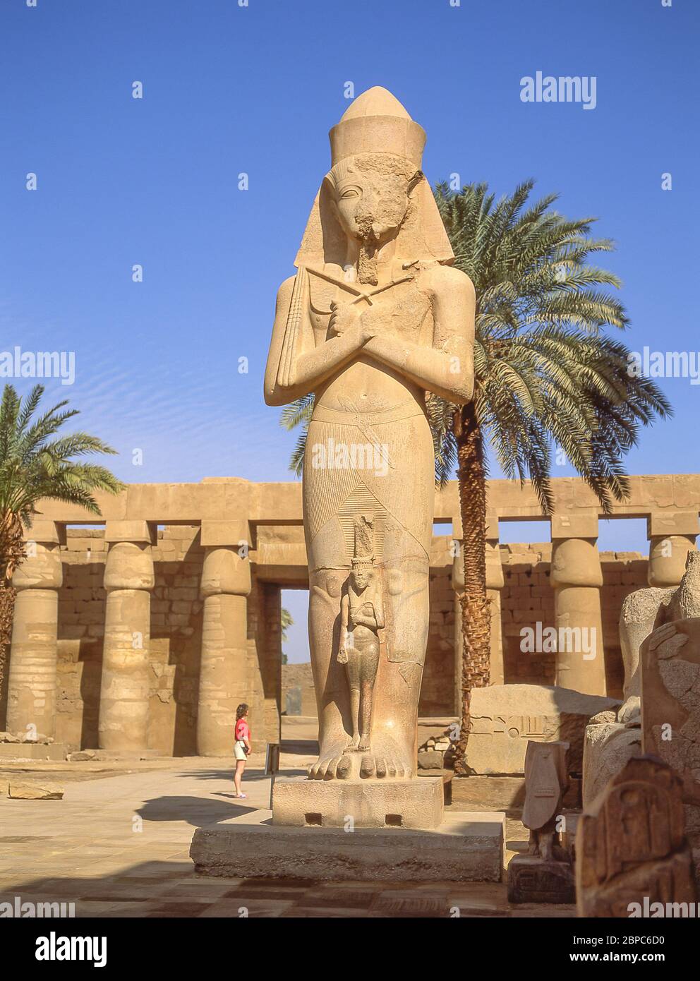 Statua colossale di Ramses II, complesso del tempio di Karnak, El-Karnak, vicino a Luxor, Governatorato di Karnak, Repubblica d'Egitto Foto Stock