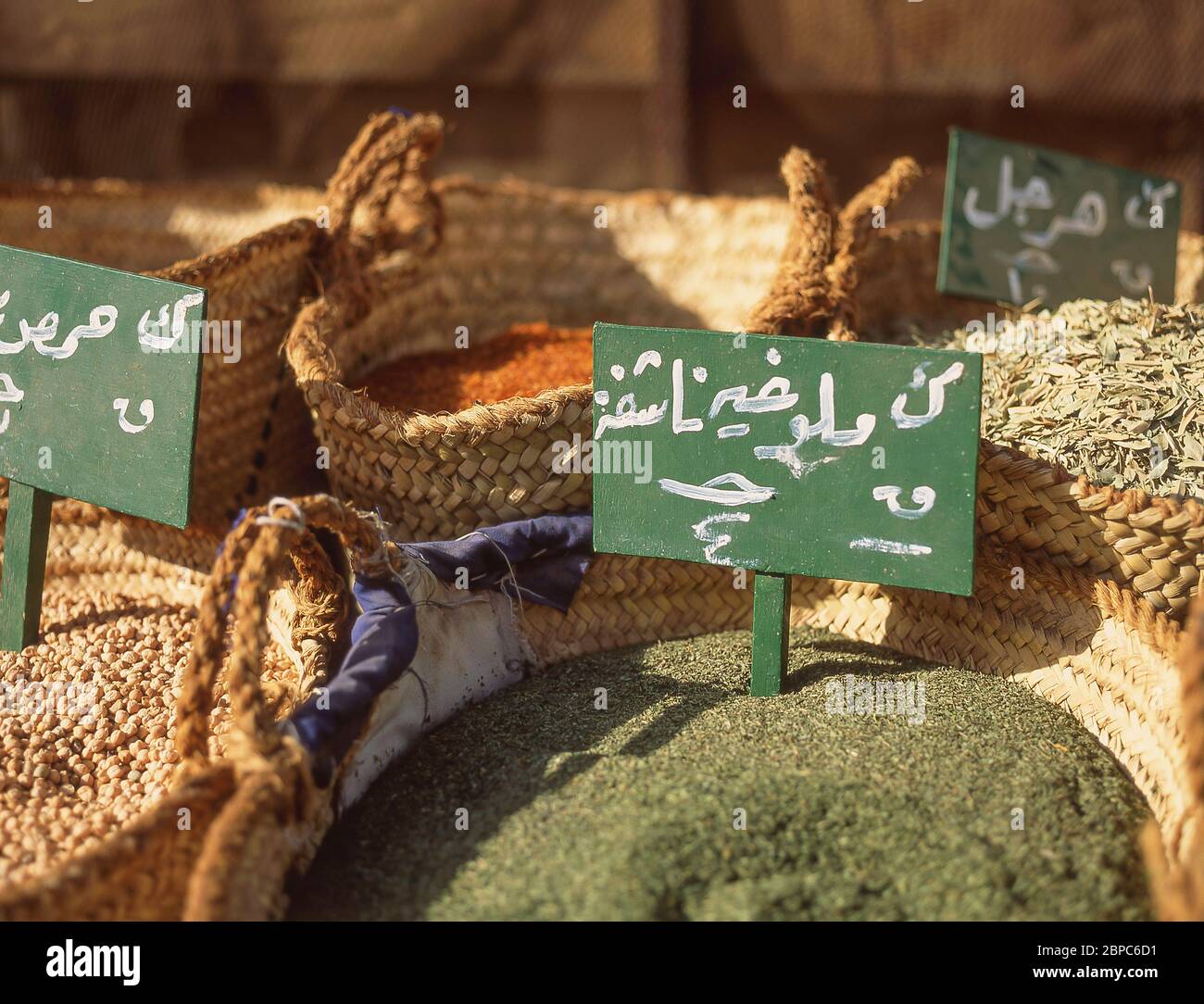 Cestini di grani e spezie nel mercato locale, Karnak, Karnak Governatorato, Repubblica d'Egitto Foto Stock