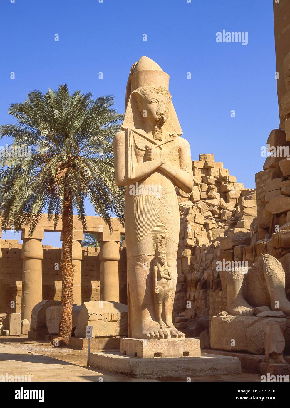 Statua colossale di Ramses II, complesso del tempio di Karnak, El-Karnak, vicino a Luxor, Governatorato di Karnak, Repubblica d'Egitto Foto Stock