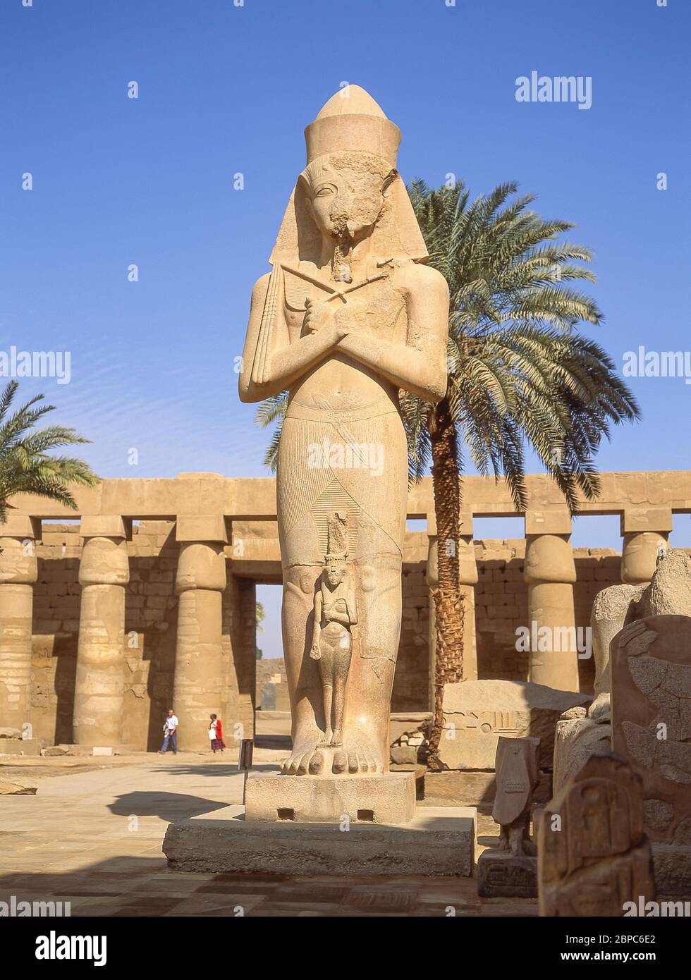Statua colossale di Ramses II, complesso del tempio di Karnak, El-Karnak, vicino a Luxor, Governatorato di Karnak, Repubblica d'Egitto Foto Stock