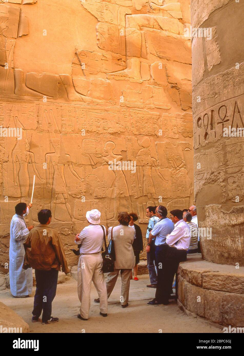 Guida locale con gruppo al complesso del tempio di Karnak, El-Karnak, Governatorato di Karnak, Repubblica d'Egitto Foto Stock