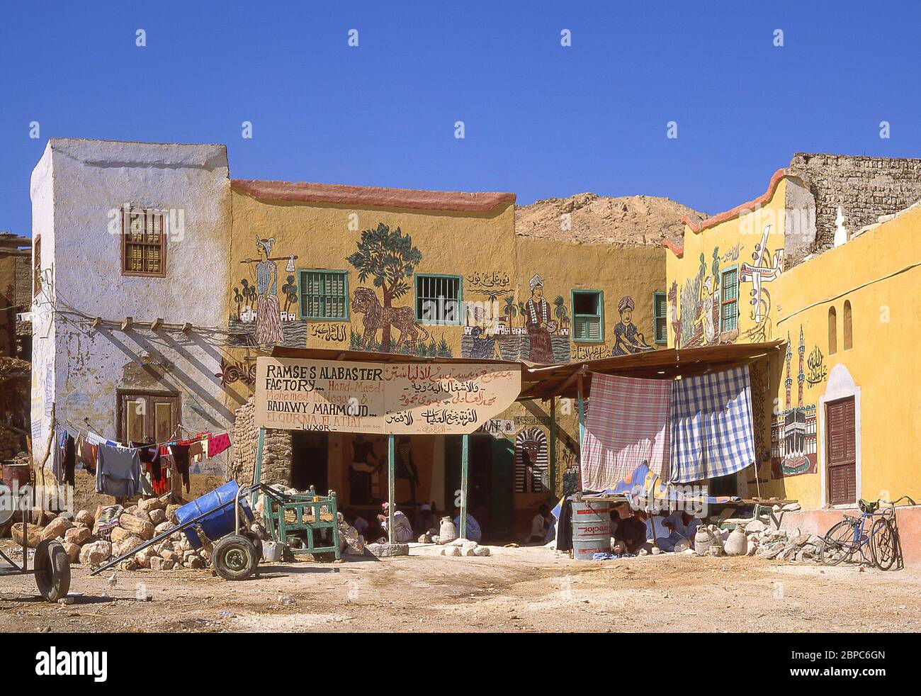 Esterno del negozio di alabastro Ramses, Luxor, Luxor Governatorato, Repubblica d'Egitto Foto Stock
