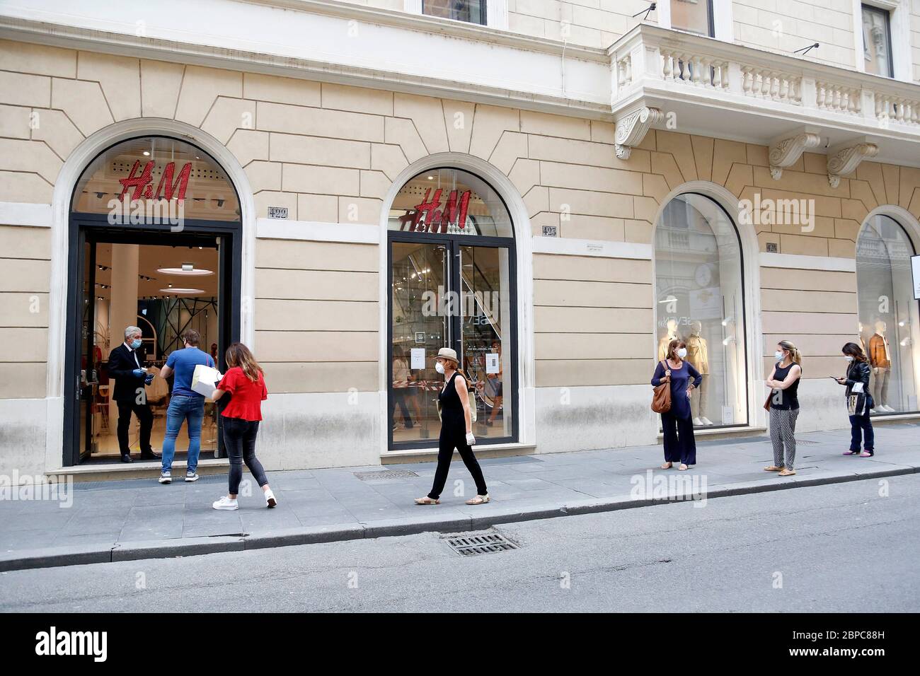 Roma, Italia. 18 maggio 2020. Coda H&M Roma 18 maggio 2020. Covid-19 Italia rilassa ulteriormente il blocco. Oggi un decreto del Consiglio del Ministro permetterà la riapertura di quasi tutte le attività. Negozi di abbigliamento, centri commerciali, parrucchiere e chiese per servizi religiosi. Photo Samantha Zucchi Insifefoto Credit: Insifefoto srl/Alamy Live News Foto Stock