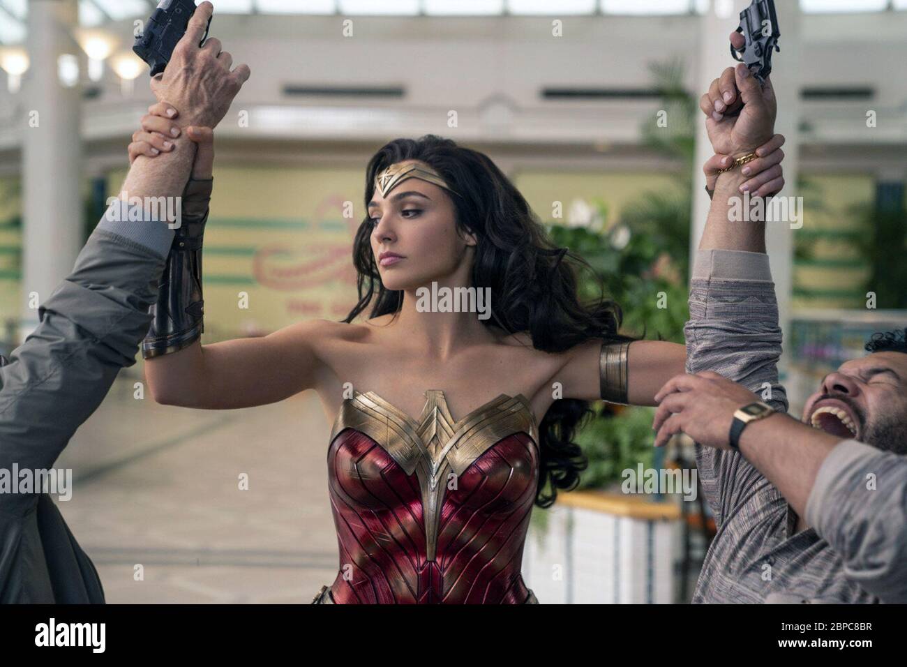 Wonder Woman 1984 (anche commercializzato come WW84: Wonder Woman 1984) è un film di supereroi statunitense di prossima uscita basato sul personaggio di DC Comics Wonder Woman. È il sequel di Wonder Woman 2017 e il nono capitolo di DC Extended Universe (DCEU). Questa fotografia è esclusivamente per uso editoriale ed è copyright della società cinematografica e/o del fotografo assegnato dalla società cinematografica o di produzione e può essere riprodotta solo da pubblicazioni In collaborazione con la promozione del film sopra riportato. È richiesto un credito obbligatorio per la società cinematografica. Il fotografo deve essere accreditato anche se conosciuto Foto Stock