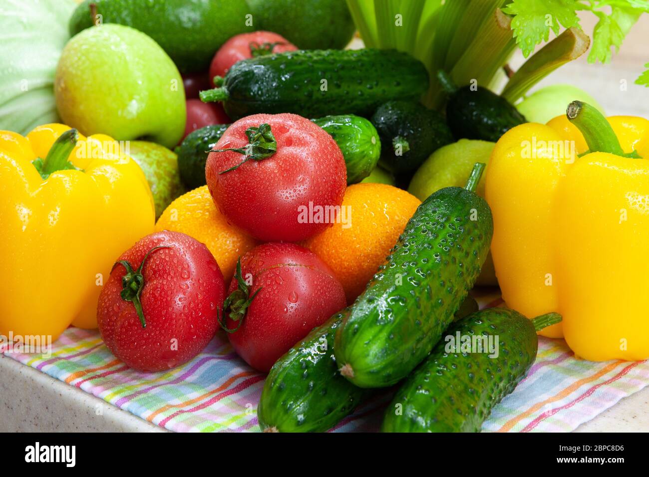 Lavare frutta e verdura dopo aver fatto acquisti dal negozio di alimentari come misura necessaria durante il periodo di quarantena, primo piano. Concetto di sicurezza, precauzione Foto Stock