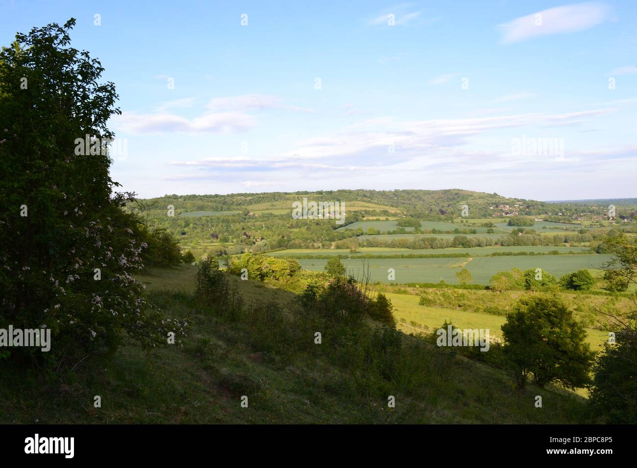 Vista della valle del Darent dalla Polhill Bank del Kent Wildlife Trust, a nord-ovest di Kent vicino a Sevenoaks Foto Stock