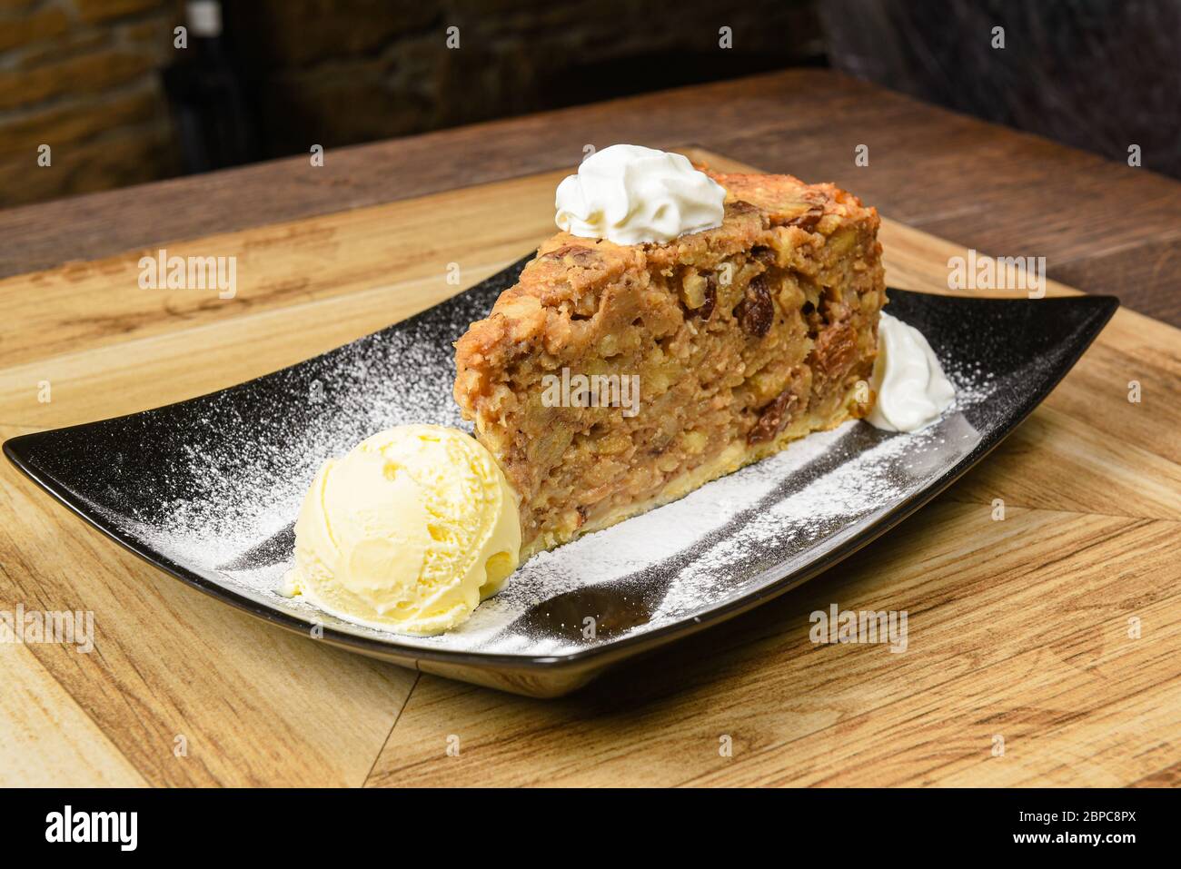 Torta succulenta con noci e gelato Foto Stock