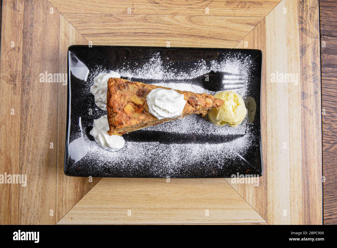 Torta succulenta con noci e gelato Foto Stock