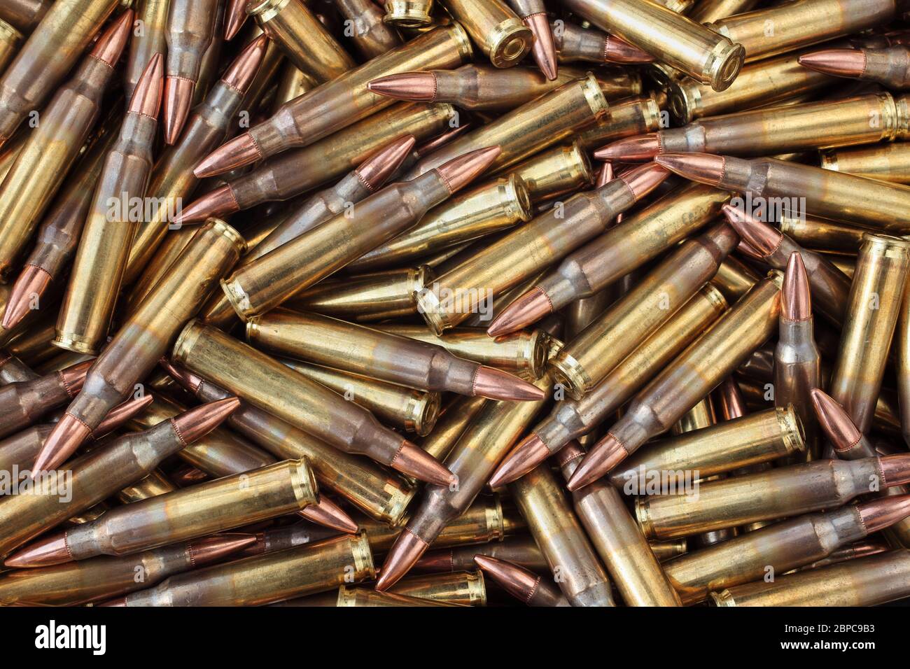 grande pila di munizioni a fucile Foto Stock
