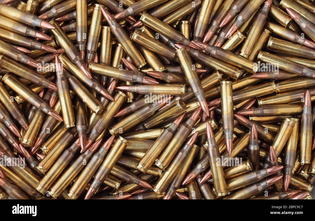 grande pila di munizioni a fucile Foto Stock