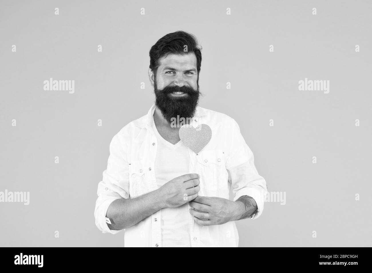 Vero amore. Buon giorno di San Valentino. L'uomo bearded sente la felicità. Amore e romanticismo. Uomo con barba e baffi in festa. Amore te. Regalo per la data romantica. Brutale hipster tenere cuore San Valentino. Foto Stock