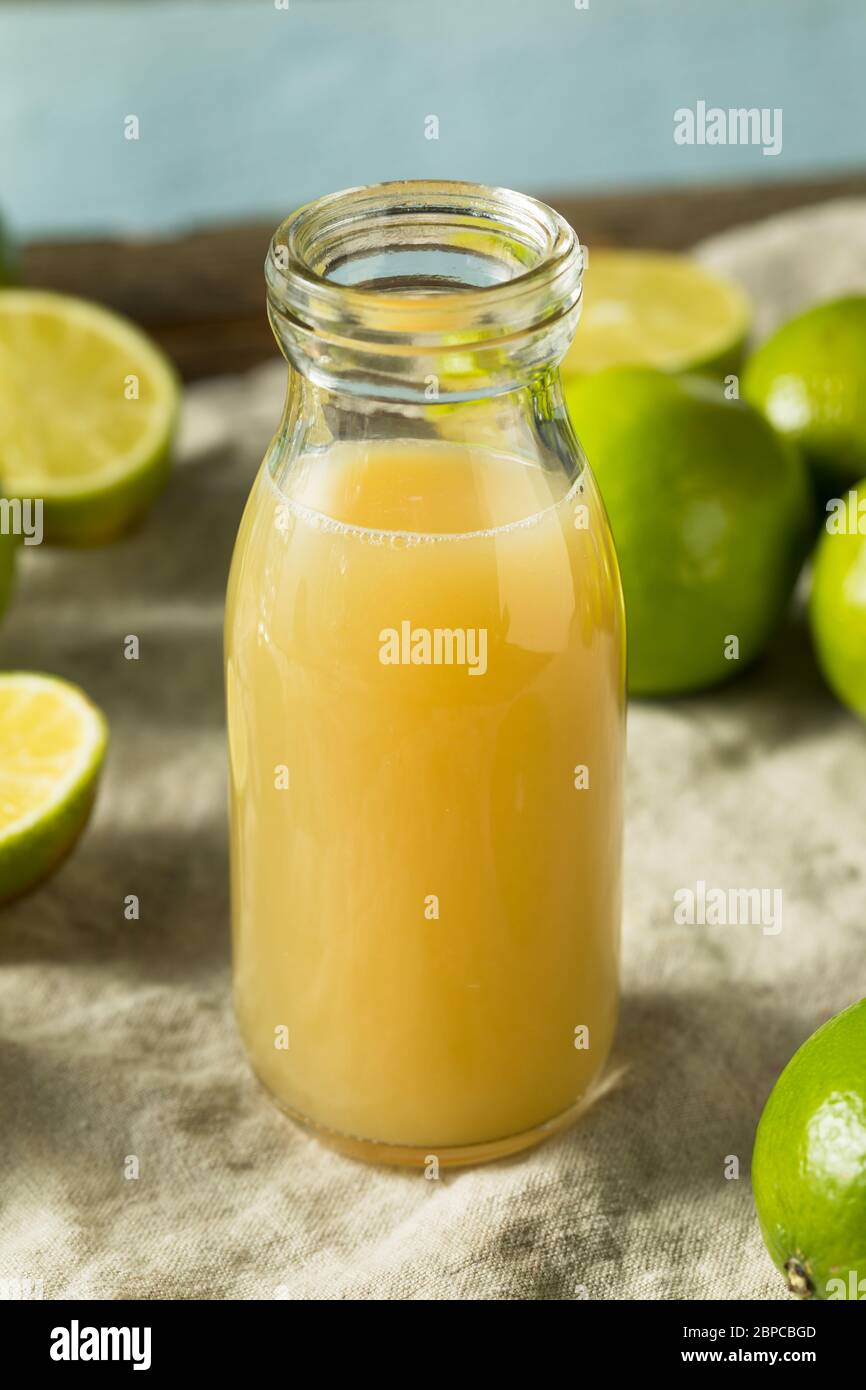 Succo di lime fresco e organico grezzo pronto all'uso Foto stock - Alamy