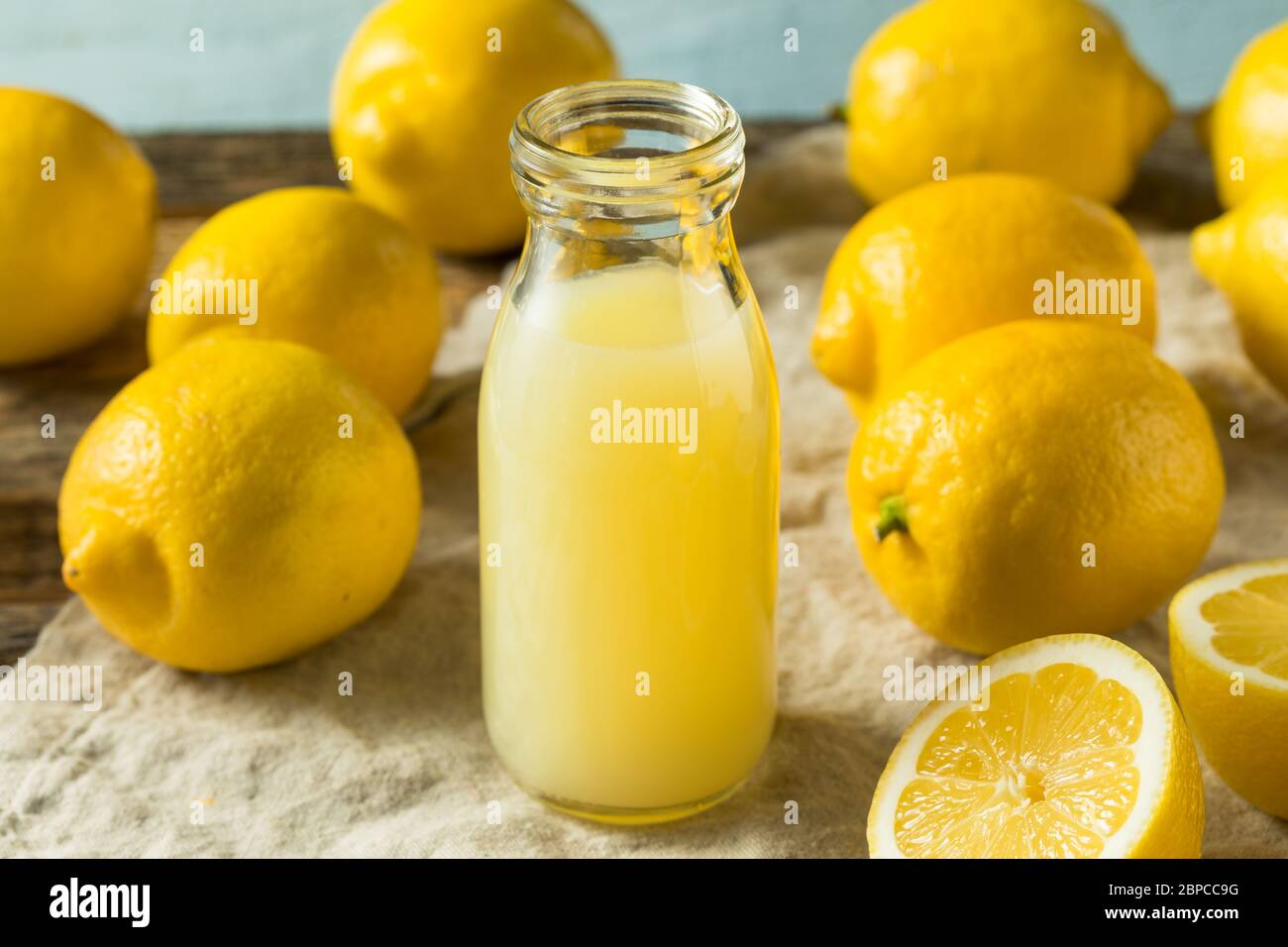 Succo di limone fresco e organico grezzo pronto all'uso Foto Stock