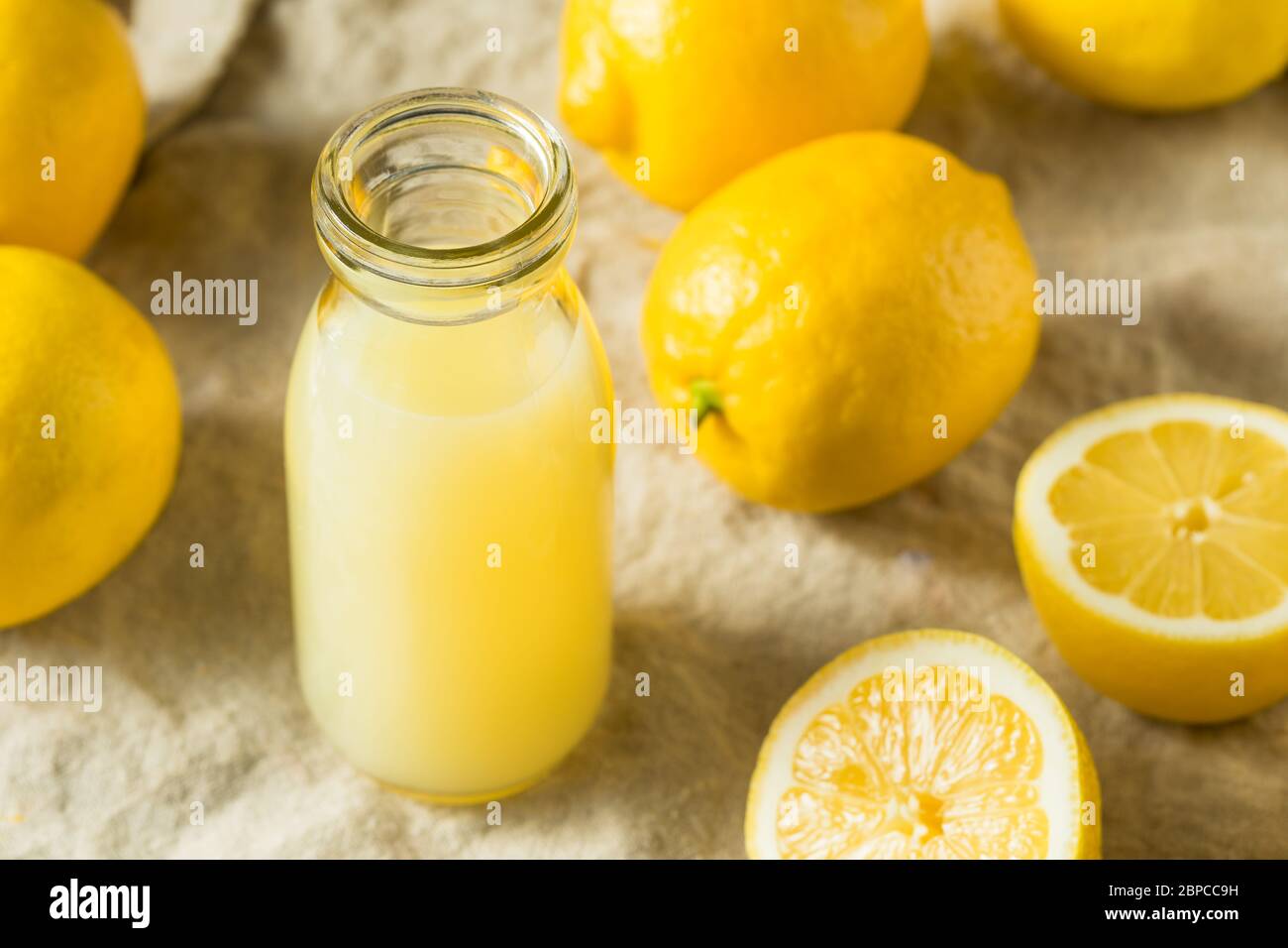 Succo di limone fresco e organico grezzo pronto all'uso Foto Stock