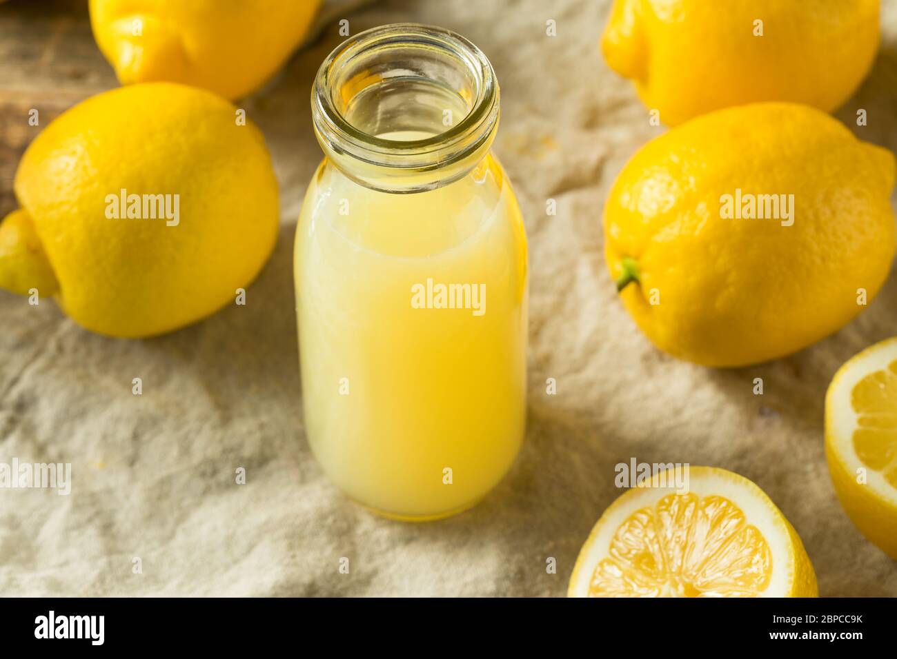 Succo di limone fresco e organico grezzo pronto all'uso Foto Stock