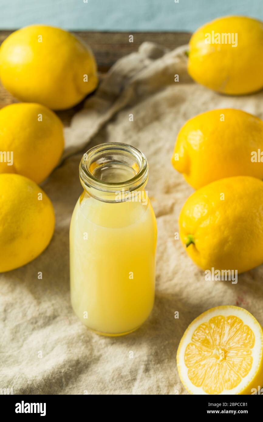 Succo di limone fresco e organico grezzo pronto all'uso Foto Stock