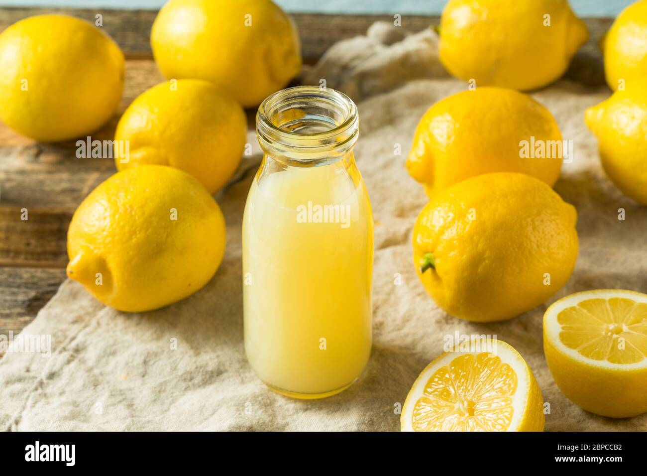 Succo di limone fresco e organico grezzo pronto all'uso Foto Stock