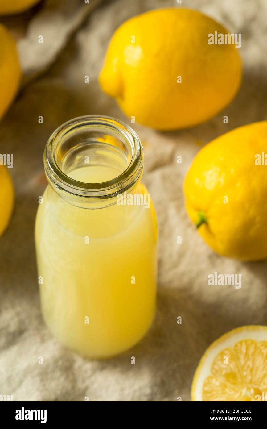 Succo di limone fresco e organico grezzo pronto all'uso Foto Stock