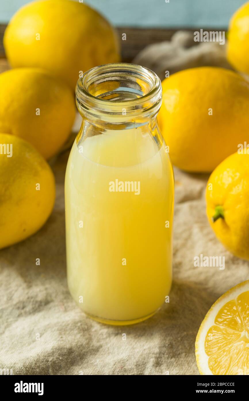 Succo di limone fresco e organico grezzo pronto all'uso Foto Stock